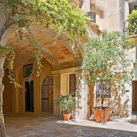 Palazzo Persone Dimora Storica Bed & Breakfast Лече Екстериор снимка