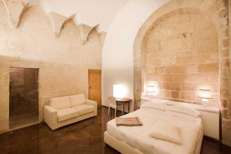 Palazzo Persone Dimora Storica Bed & Breakfast Лече Екстериор снимка