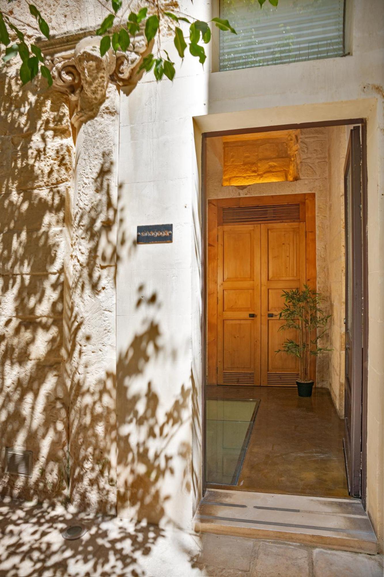 Palazzo Persone Dimora Storica Bed & Breakfast Лече Екстериор снимка