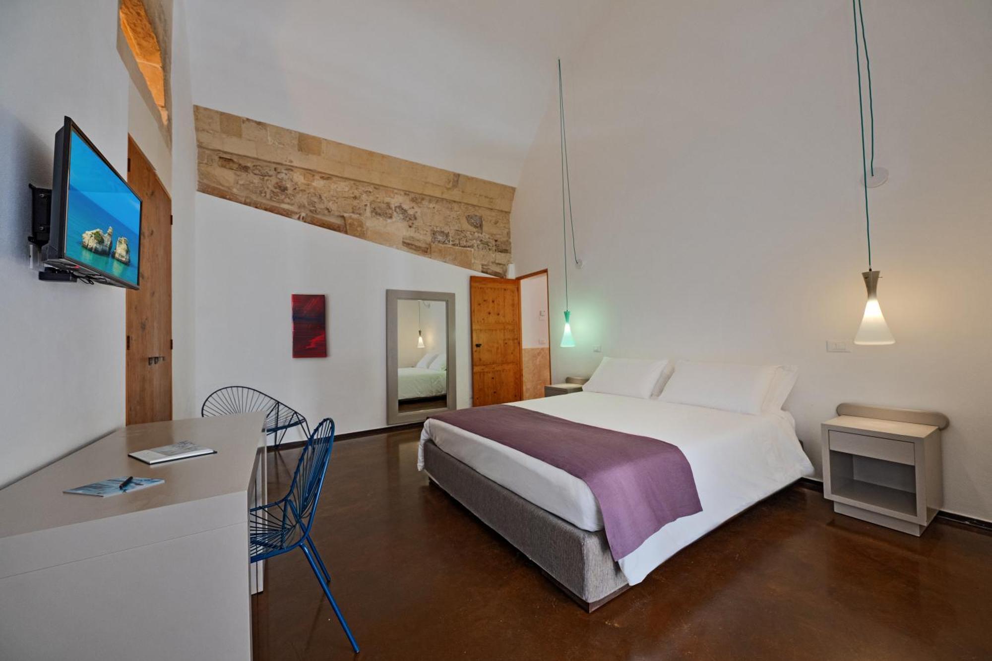 Palazzo Persone Dimora Storica Bed & Breakfast Лече Екстериор снимка