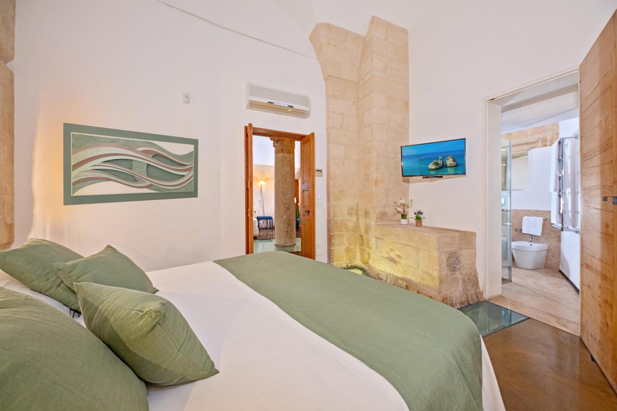 Palazzo Persone Dimora Storica Bed & Breakfast Лече Екстериор снимка