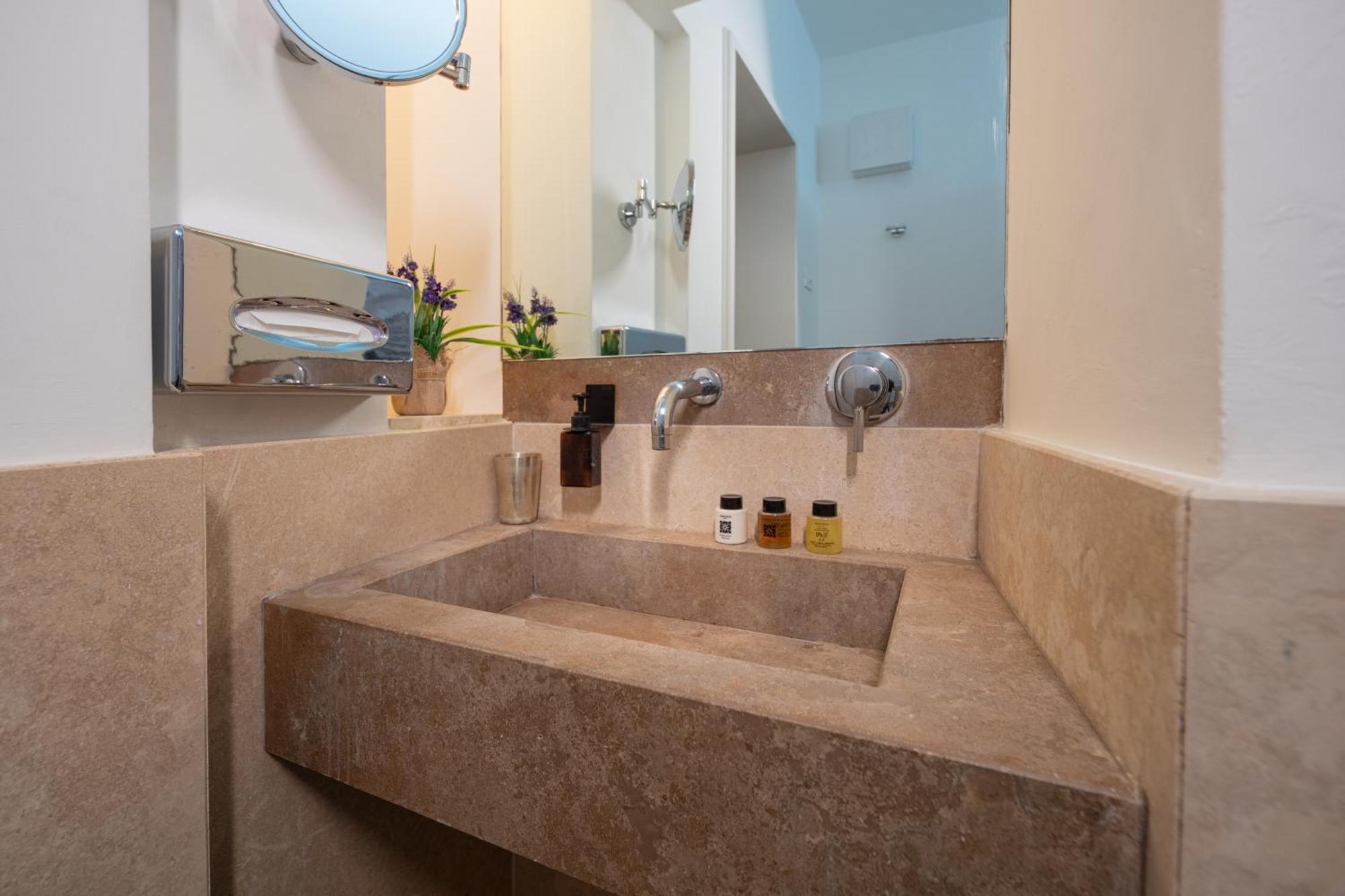 Palazzo Persone Dimora Storica Bed & Breakfast Лече Екстериор снимка