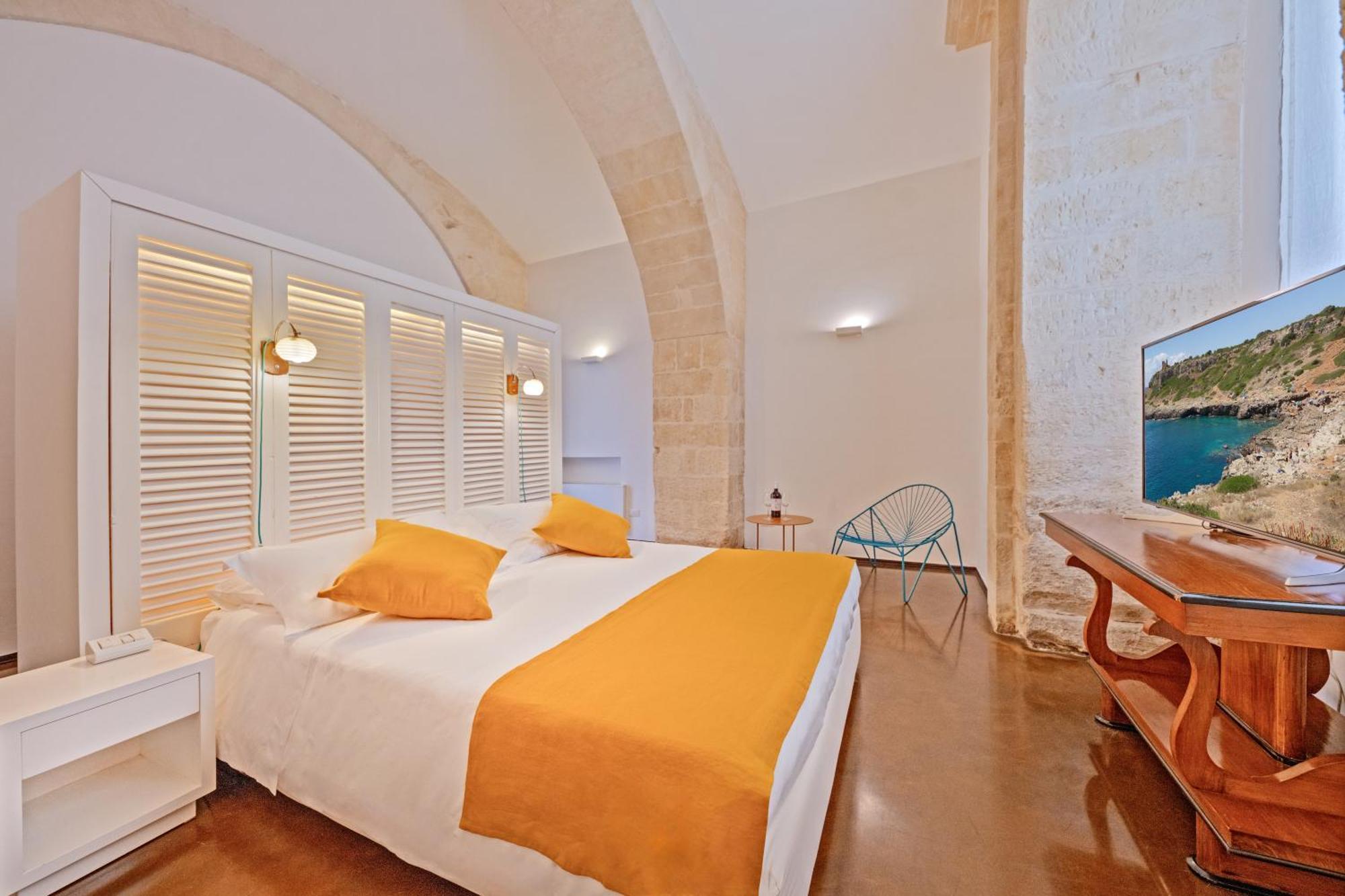 Palazzo Persone Dimora Storica Bed & Breakfast Лече Екстериор снимка