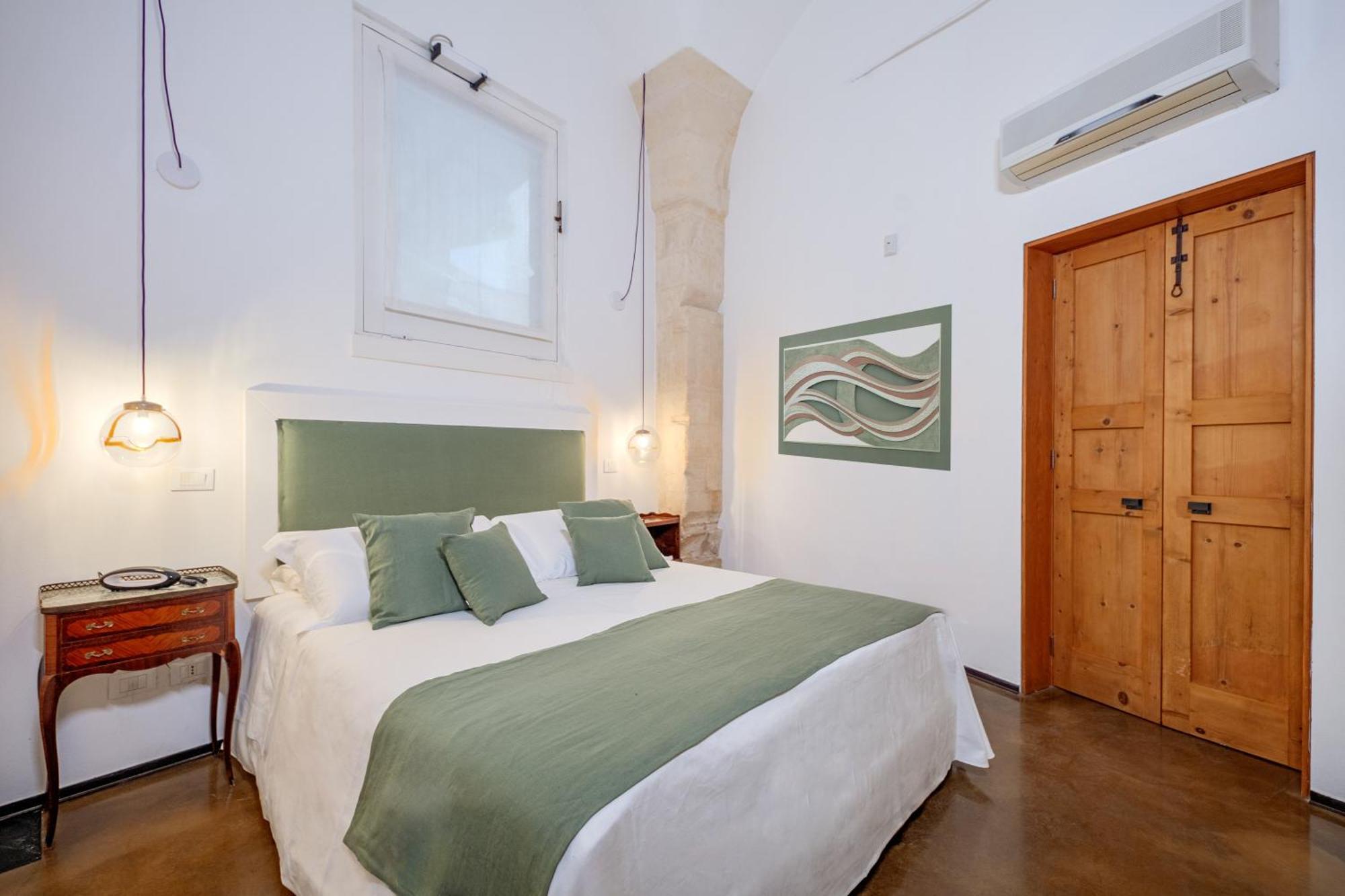Palazzo Persone Dimora Storica Bed & Breakfast Лече Екстериор снимка