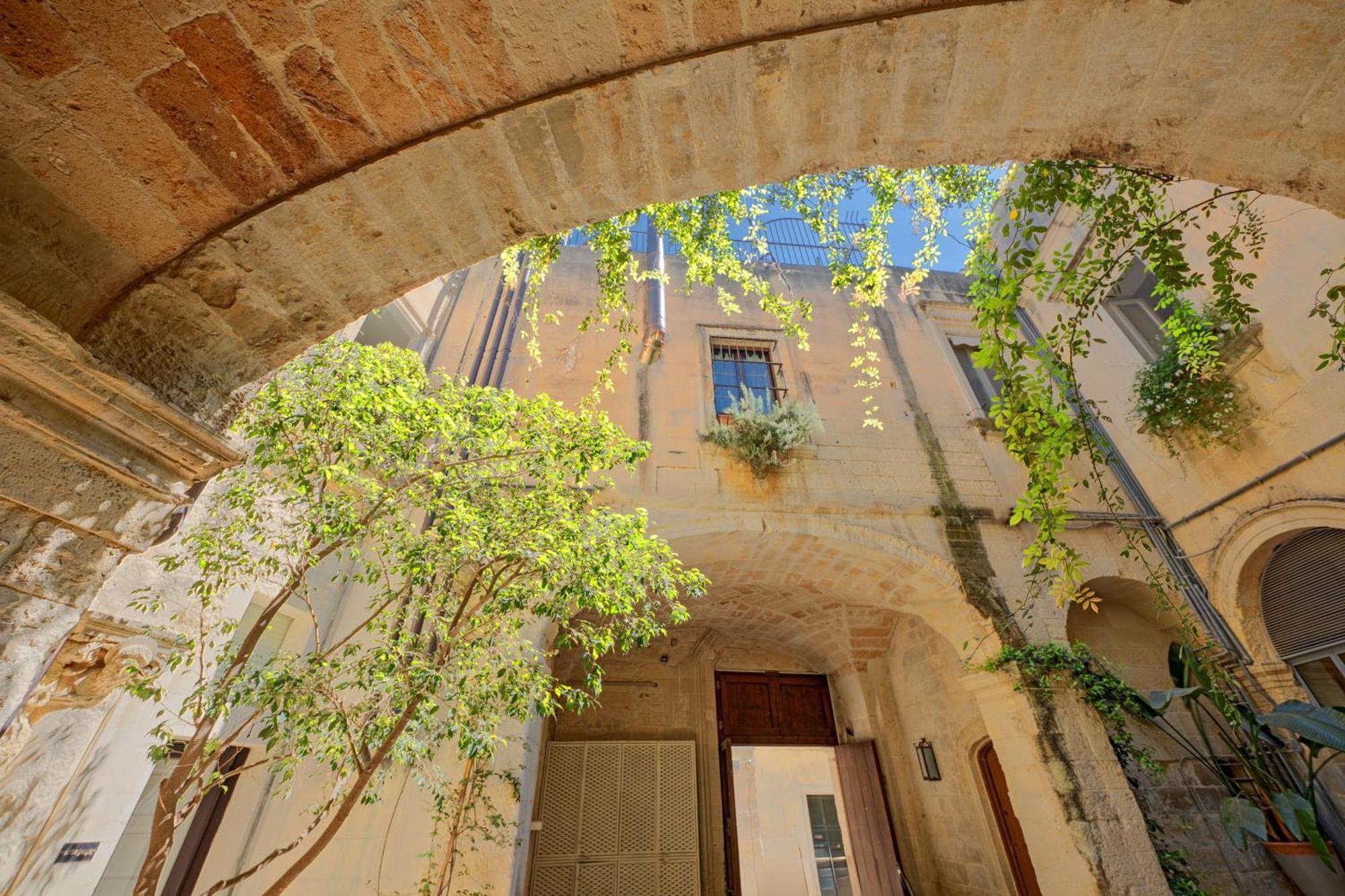 Palazzo Persone Dimora Storica Bed & Breakfast Лече Екстериор снимка