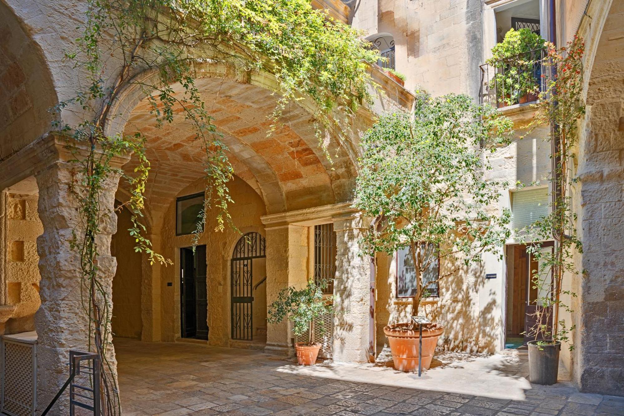Palazzo Persone Dimora Storica Bed & Breakfast Лече Екстериор снимка