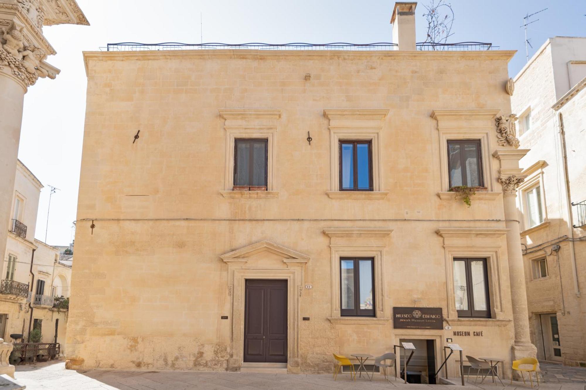 Palazzo Persone Dimora Storica Bed & Breakfast Лече Екстериор снимка